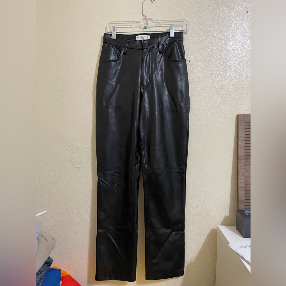 Abercrombie & Fitch Curve Love - Vegan Leather 90s Straight Pant-Ultra High Rise